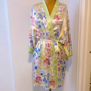 Oscar de la Renta Pink Label Women's Robe with Belt. Lovely floral pattern Large